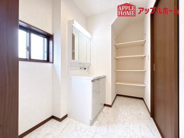 [新築住宅] 鴻巣市宮前 第1期 全8棟の独立洗面台|ゆとりの洗面スペースで朝の身支度も快適スムーズに。３面鏡で髪のセットやお化粧もストレスなくこなせ、朝から気分良く通勤通学に向かえそうですね！鏡の裏にはたっぷりと収納スペースを標準装備