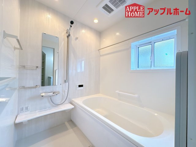 [新築住宅] 鴻巣市宮前 第1期 全8棟の浴室|窓付きのバスルームは、採光もあり明るく気持ちの良い空間です。窓があることで、換気環境も良好。掃除もスムーズに出来ます