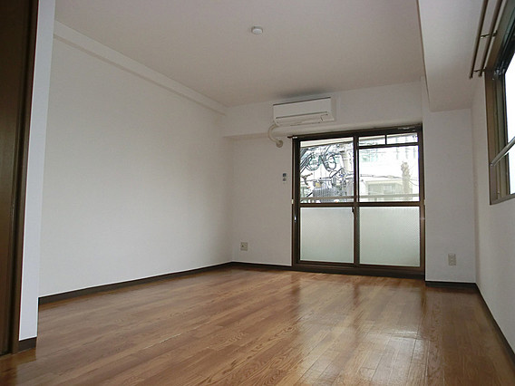 ローレル新神戸の居間・リビング