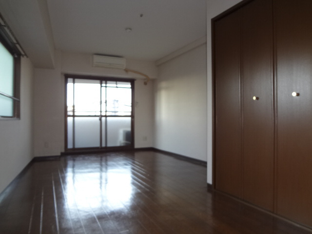 ローレル新神戸の居間・リビング