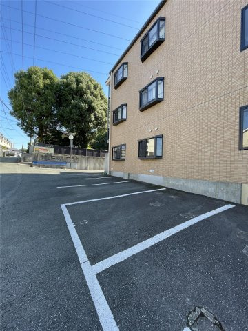 アルファルファ+ A棟のその他共用部分|駐車場があるので、車を買う予定の方も安心です