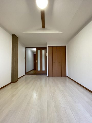 アルファルファ+ A棟の居間・リビング|こちらのリビングで趣味の時間をお楽しみください