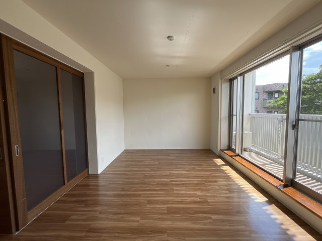 GARDEN HOUSE 大谷町Ⅱの居間・リビング|こちらのリビングで趣味の時間をお楽しみください