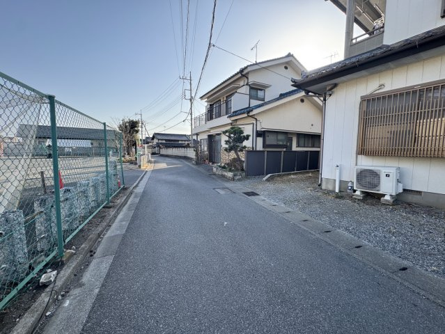 リノベした綺麗な中古戸建♪佐野市浅沼町の前面道路含む現地写真