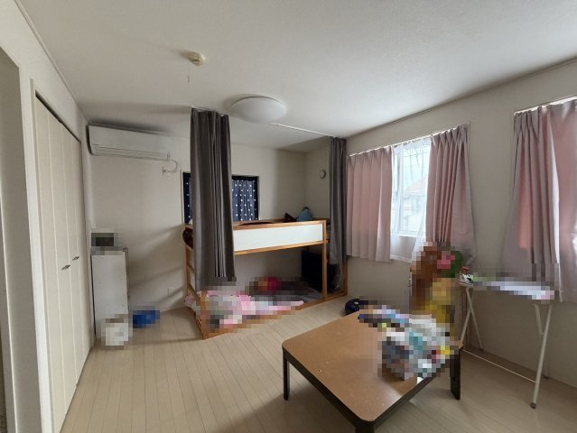 新生活に最適な立地良しの綺麗な中古戸建♪小室の洋室|明るい洋室です