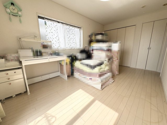 新生活に最適な立地良しの綺麗な中古戸建♪小室の洋室|広々とした洋室です