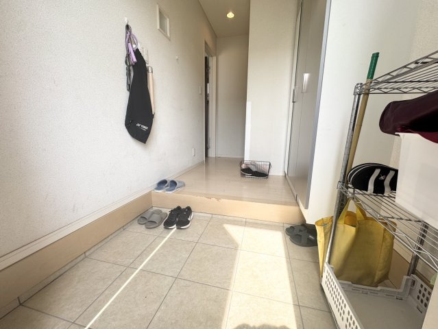 新生活に最適な立地良しの綺麗な中古戸建♪小室の玄関|ゆったりとした玄関です