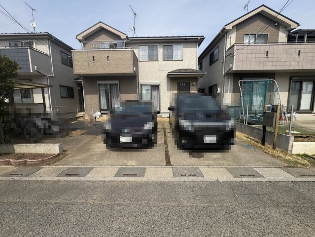 新生活に最適な立地良しの綺麗な中古戸建♪小室の前面道路含む現地写真|駐車スペース2台あります