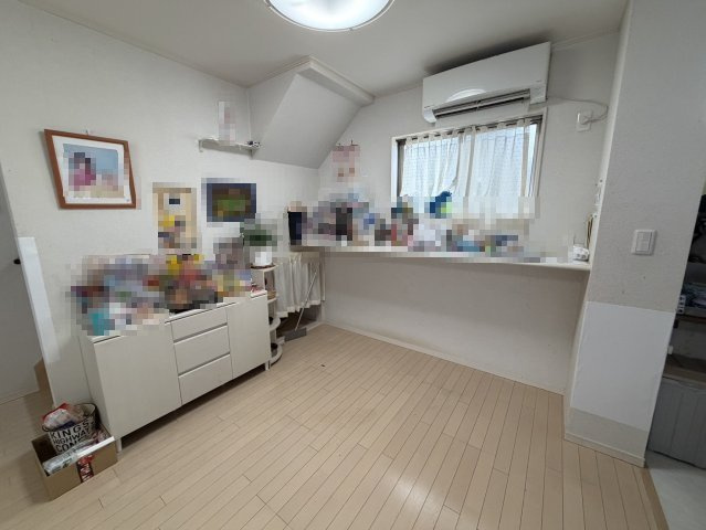 新生活に最適な立地良しの綺麗な中古戸建♪小室の居間・リビング|おしゃれなリビングです