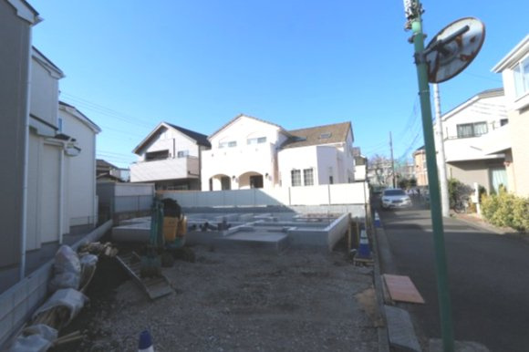 【Buena-Town】小平市上水南町１丁目の外観|南側には広い庭先がございますので明るい光を取り込みます。北側も空地になっており解放感がございます。
