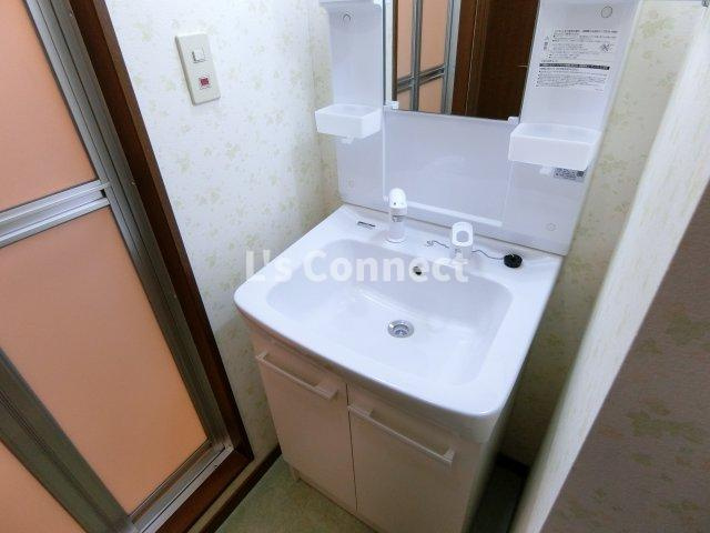 【洗面所】 | サンパティーク泉中央 | 朝の支度もスムーズな独立洗面台。