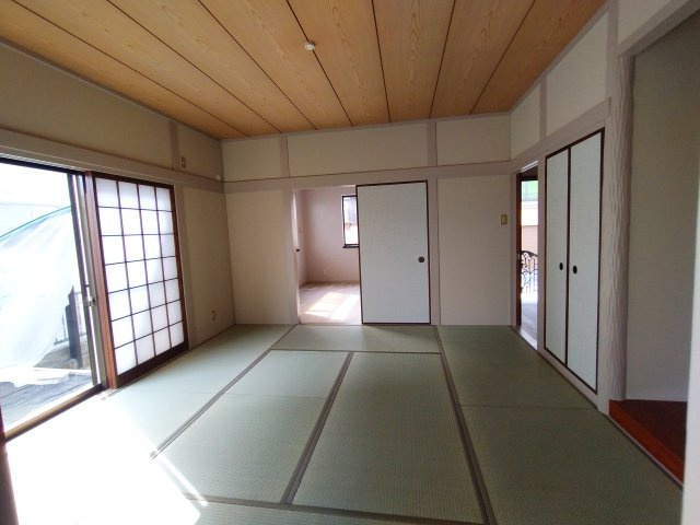 茨木市西安威１丁目中古戸建の和室|南側に開口のある明るい和室８帖