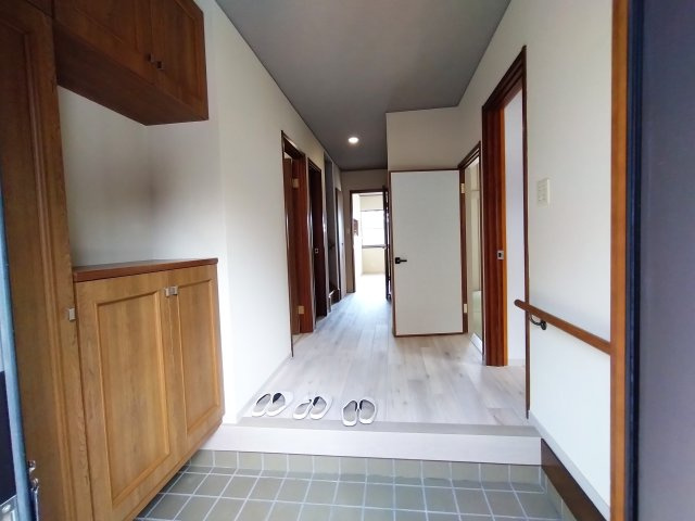 茨木市西安威１丁目中古戸建の玄関|ゆったりとした玄関ホール