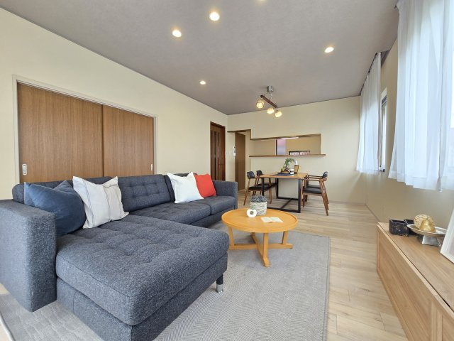 茨木市西安威１丁目中古戸建の居間・リビング|南開放、東開放の明るい約16帖のリビング