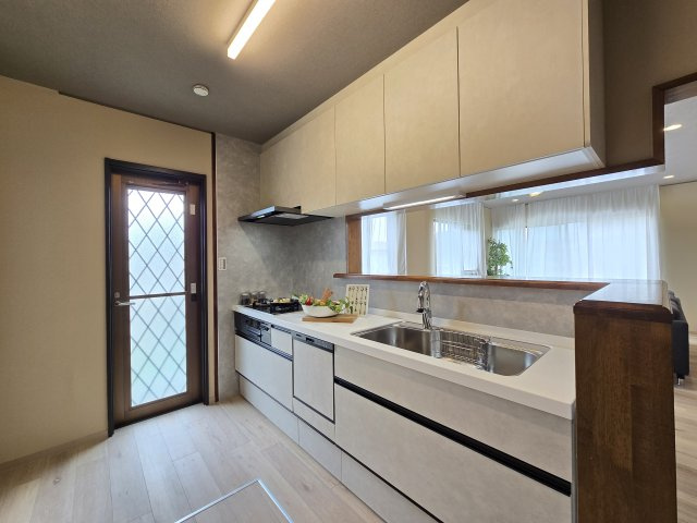 茨木市西安威１丁目中古戸建のキッチン|対面式システムキッチン（食洗器付き）