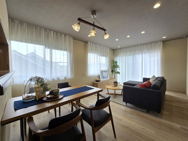 茨木市西安威１丁目中古戸建の居間・リビング|明るいリビング