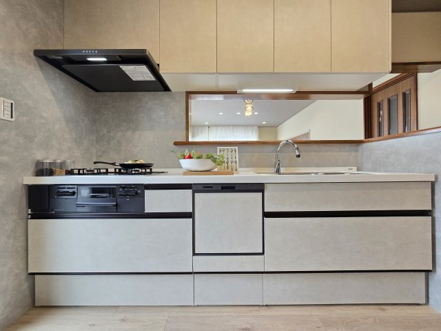 茨木市西安威１丁目中古戸建のキッチン|勝手口のあるキッチン