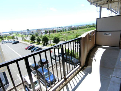 【バルコニー】 | デスパシオ | ３階のお部屋で洗濯物もたくさん干せます。