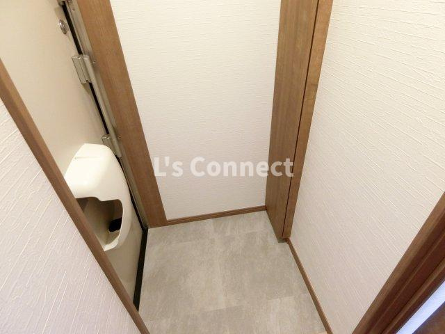 【玄関】 | ブラン台原 | 背の高い下駄箱で靴も収納できます。
