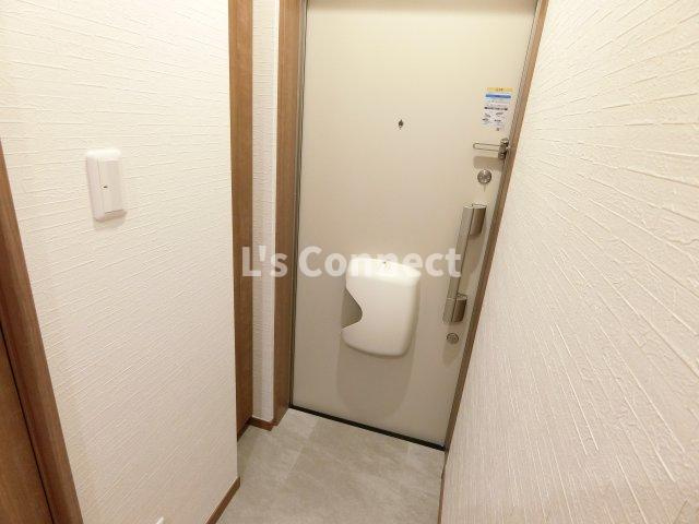 【玄関】 | ブラン台原 | 背の高い下駄箱で靴も収納できます。