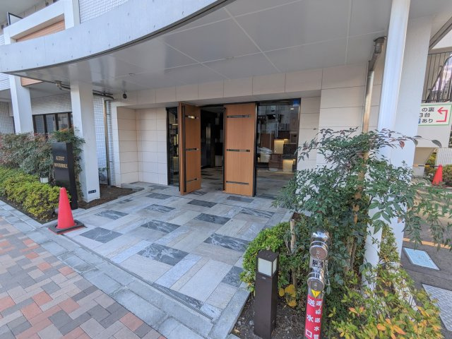 アゼスト堀切菖蒲園Ⅱのエントランス