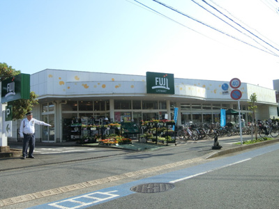 FUJI 松が丘店まで1300ｍ