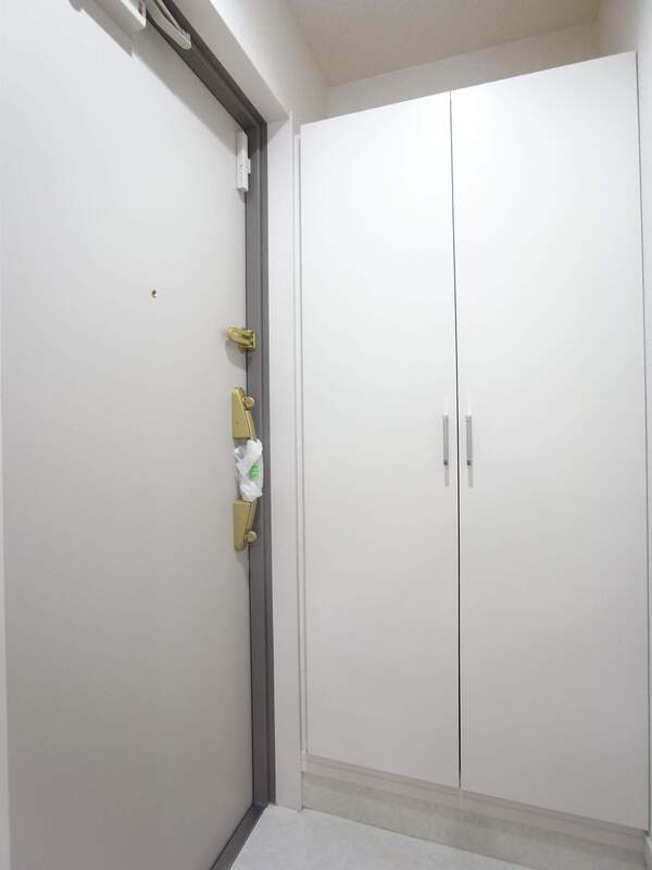 リブリ・根岸 CEREZOの玄関