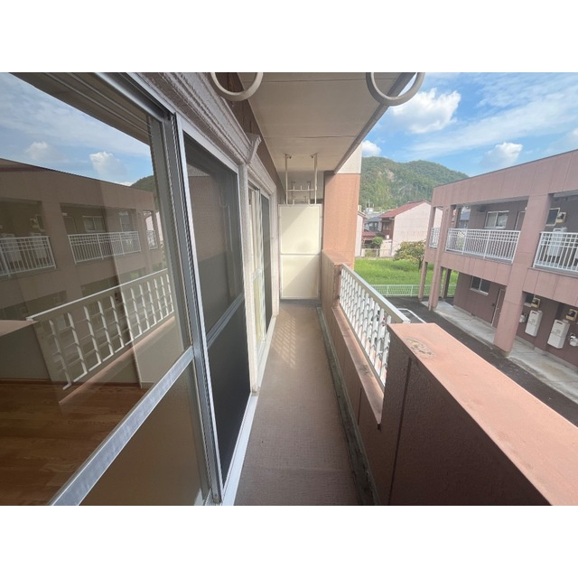アーバンハイムサカイ　Ａ棟　Ｂ棟のバルコニー