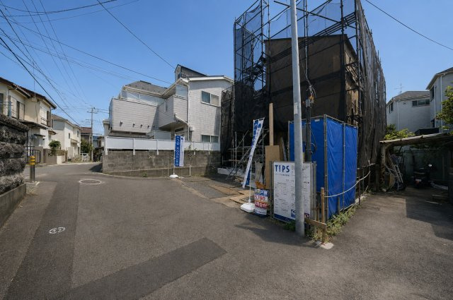 “建売感”を超えた一棟。23.6帖LDK×勾配天井が生む圧倒的開放感。黒を纏うデザイン住宅。★仲介手数料無料★の前面道路含む現地写真|前面道路は車通りも比較的少なく、落ち着いた住環境が広がります。角地のような開放感があり、車の出し入れもしやすい現地です。