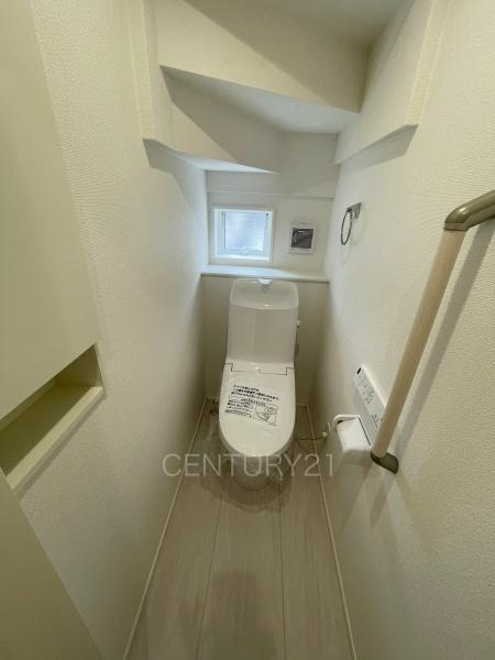 前橋市日吉町3期1棟 1号棟のトイレ|１階トレイです。
温水シャワー洗浄機能付きです。
手摺り付きです。