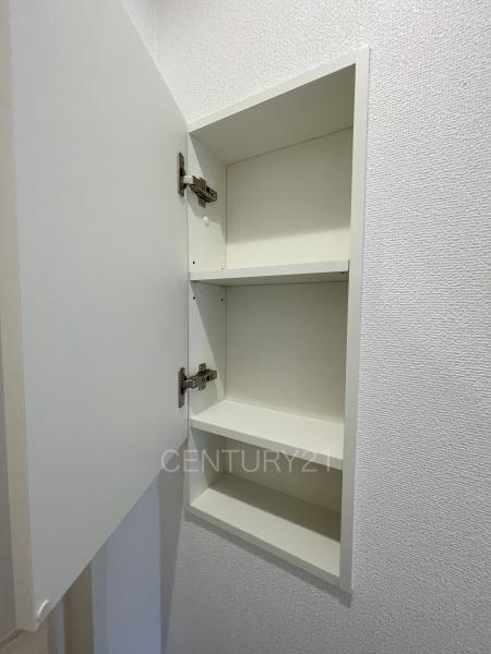 前橋市日吉町3期1棟 1号棟のトイレ|トイレ壁部分に埋め込み収納付き。
ペーパーストックに便利です。