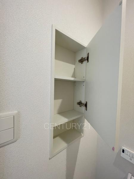 前橋市日吉町3期1棟 1号棟のトイレ|２階トイレです。
壁に埋め込み収納付き。
ペーパーストックに便利です。
