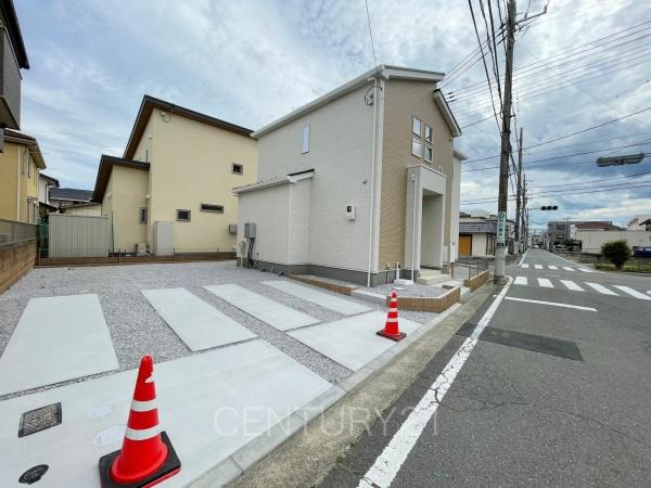 前橋市日吉町3期1棟 1号棟の前面道路含む現地写真|並列駐車可能な駐車場