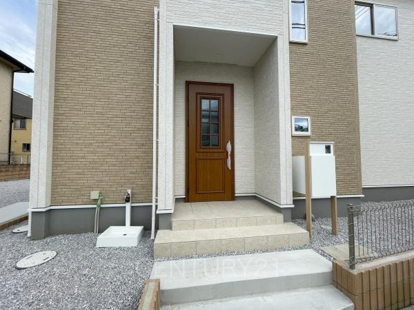 前橋市日吉町3期1棟 1号棟の玄関|スマートキー付きの玄関。
鍵を探すことなくドアの開閉が可能です。
郵便物を守る鍵付きポストです。
インターホンは録画機能付きで防犯面に優れます。