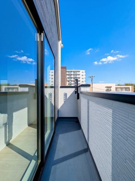 横浜市青葉区もえぎ野の新築一戸建のバルコニー|陽当り良好のバルコニー！
風通しもよく気持ちいいです