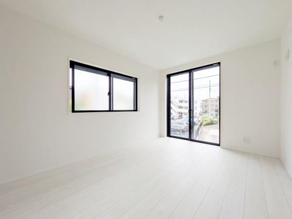横浜市青葉区もえぎ野の新築一戸建の洋室|落ち着きのある洋室です！
休日はこちらでおくつろぎ下さい♪