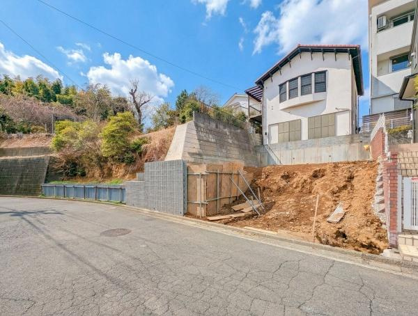 横浜市青葉区もえぎ野の新築一戸建の前面道路含む現地写真|陽当りの良さ、住環境を現地にてご確認下さい！
周辺環境も合わせてご案内させて頂きます！