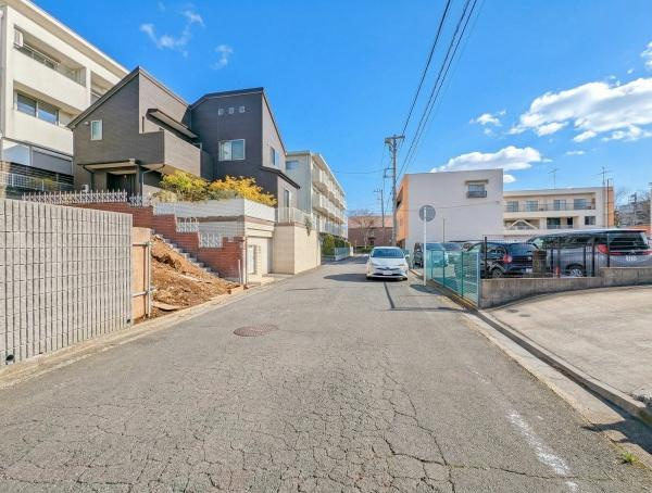横浜市青葉区もえぎ野の新築一戸建の前面道路含む現地写真|閑静な住宅街につき住環境良好です♪