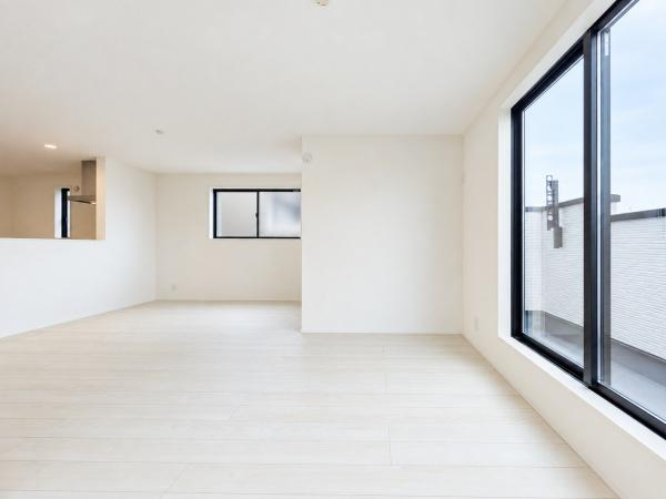 横浜市青葉区もえぎ野の新築一戸建の居間・リビング|窓からは明るい光が差し込みます！
電気をつけなくても明るいです。

