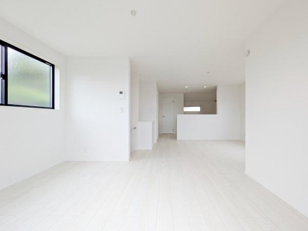 横浜市青葉区もえぎ野の新築一戸建の居間・リビング|対面式のキッチンはお料理中でも家族とのお話も弾みます。
