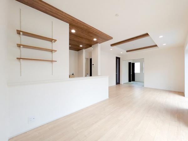横浜市瀬谷区橋戸３丁目の新築一戸建の居間・リビング|窓からは明るい光が差し込みます！
電気をつけなくても明るいです。