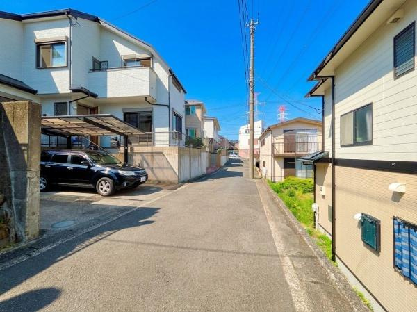 横浜市旭区中希望が丘の中古一戸建の前面道路含む現地写真|内外装リフォーム前の写真になります。