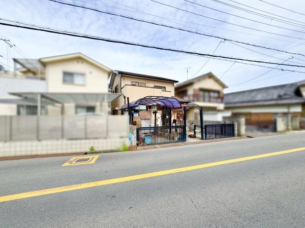 【前面道路含む現地写真】 | 低層の一戸建てを中心とした街並みが整然と続き、周辺は高い建物が建っていないので、採光や開放性に恵まれてます。
