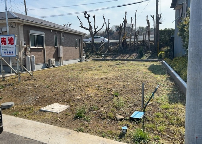 【外観】 | 現地に行くなら、物件の周囲の地形がどうなっているかを見ることも大切です。周辺より低くなっている土地では、大雨などで水が集まりやすいため、地盤が弱くなっているということも考えられるため、注意が必要です。