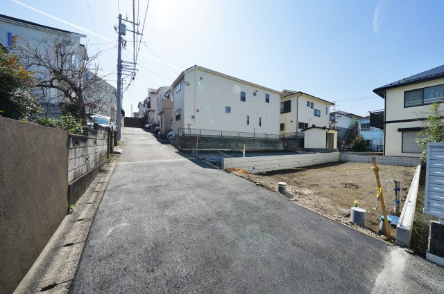 【横浜市旭区二俣川1丁目77-13全2棟新築戸建て】★仲介手数料無料★（二俣川小学校・万騎が原中学校）の前面道路含む現地写真