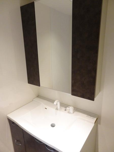 三軒家西１丁目貸家の洗面所