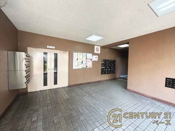 グリーンコーポ橿原のエントランス|■現地撮影写真■暖かみある雰囲気の開放感あるエントランスです！