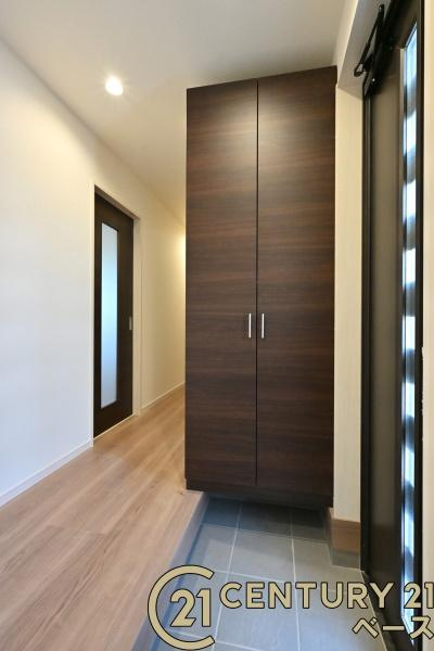 リーブルガーデン三輪 ２号棟 ／新築一戸建の内観：施工例|■玄関には大容量シューズボックス完備！■