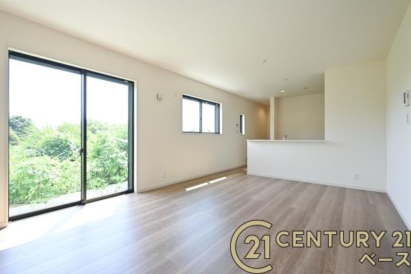 リーブルガーデン三輪 ２号棟 ／新築一戸建の居間・リビング|■現地撮影写真■ご家族でくつろげる広々としたＬＤＫ！