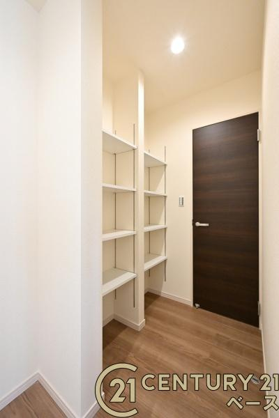 リーブルガーデン三輪 ２号棟 ／新築一戸建のキッチン|■現地撮影写真■キッチン後ろに収納力たっぷりのパントリーがあります！